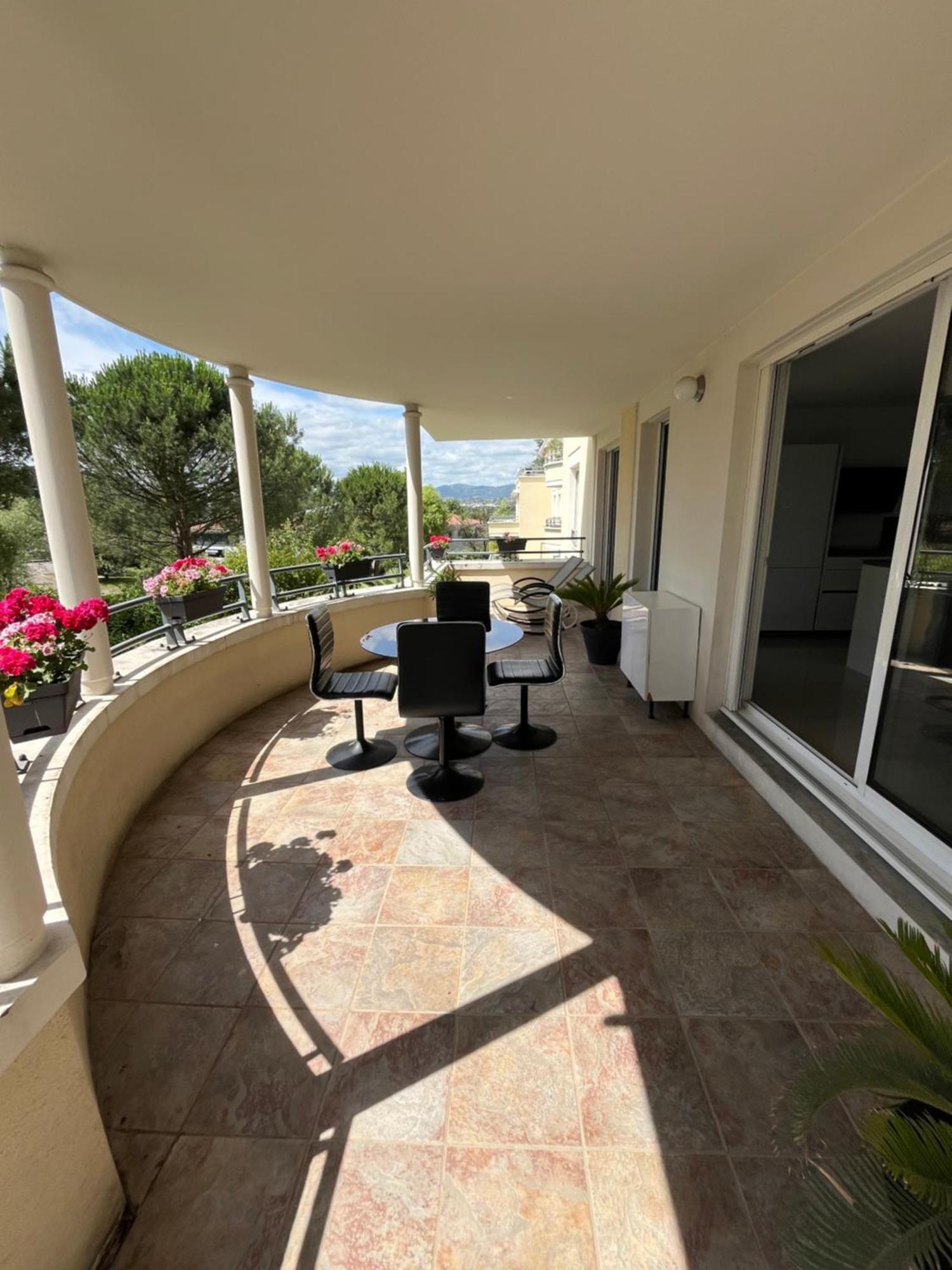 Appartement Entierement Equipe Charbonnières-les-Bains Exterior photo